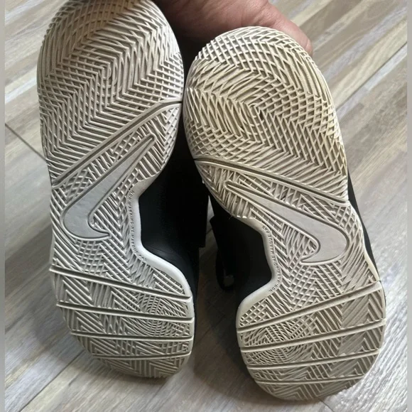 Nike Team Hustle D8 Black Basketball Shoes, Size 6Y - Picture 7 of 15